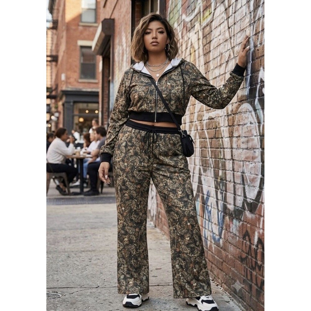camo matching set crop zip hoodie with matching sweat pant Bootcut Size Large